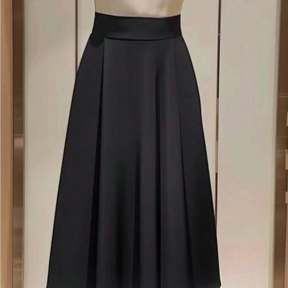 Elegant Black and Cream Dress - Picture 5 of 5